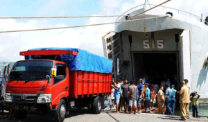 KRI Sampit bawa 150 ton beras ke Saumlaki