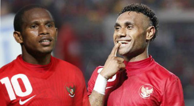 Dua pemain Papua ramaikan Apdesi Cup II 1 Dua pemain asal Papua, Oktovianus Maniani (kiri) dan Titus Bonai