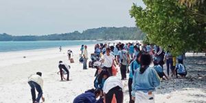 Civitas SMA SAKA Langgur Gelar Aksi Bersih Di Pantai Pasir Panjang