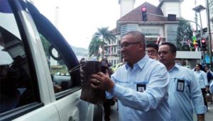 PLN M2U Beri Souvenir Kepada Pelanggan Di Ambon