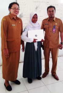 Siswi SMAN 2 Kei Kecil Terima Hadiah Laptop Dari Bupati Malra 2 sman 2 kei kecil
