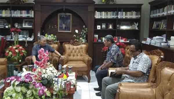 Bupati Malra Uskup Mandagi
