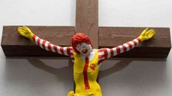 Museum Israel segera turunkan patung McJesus 6 Museum Israel Patung Jesus