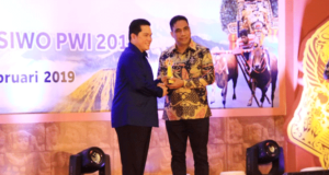 Gubernur Papua Raih Golden Award Siwo PWI 2019
