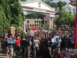 Tuntut Ketua KPU Papua Diganti, 2 Pendemo Kena Tembak