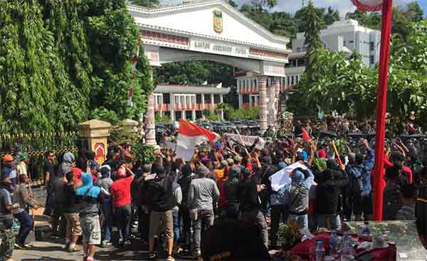 Tuntut Ketua KPU Papua Diganti 2 Pendemo Kena Tembak