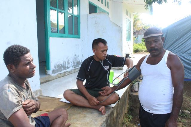 Pengobatan Gratis Satgas TMMD Bagi Warga Kampung Makmakerbo