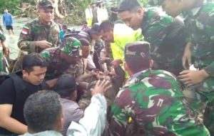 Satgas Pamtas RI-PNG Bantu Evakuasi Korban Banjir Sentani