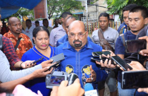 Gubernur Lukas Enembe dan Istri Coblos di TPS 043 Argapura