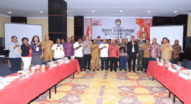 Foto bersama seusai Rakor Persiapan Pemilu 2019 di Swiss Bell Hotel, Kota Jayapura, Selasa (2/4/2019)