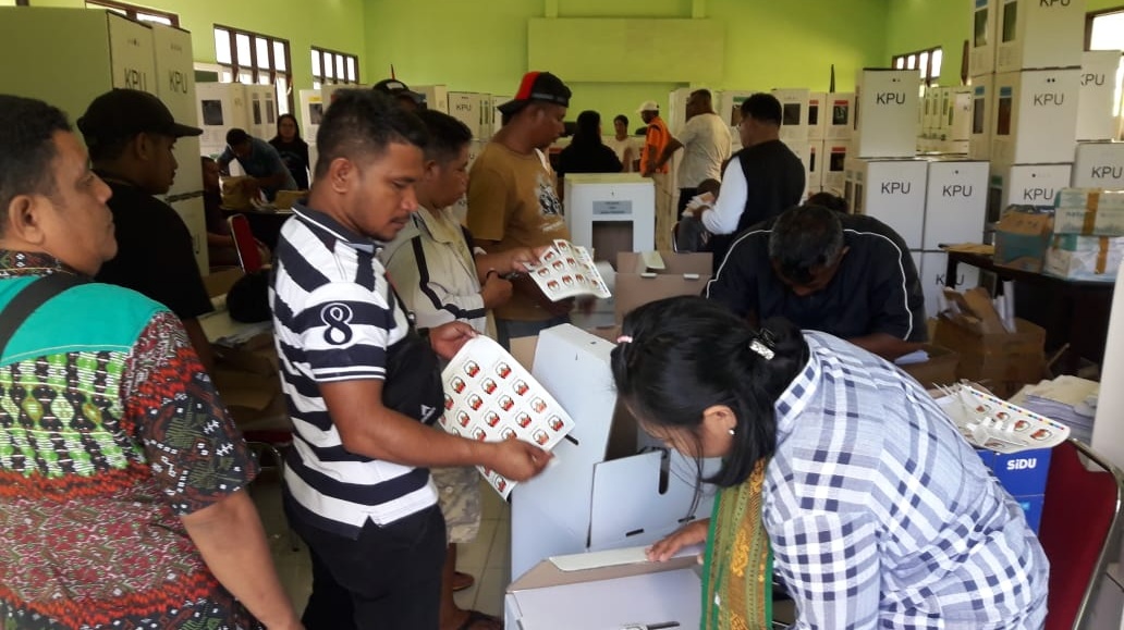Suasana pelipatan surat suara jelang Pemilu susulan di Kabupaten Kepulauan Tanimbar