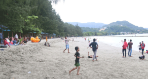 Sejumlah Destinasi Wisata Pantai di Kota Jayapura Padat Pengunjung