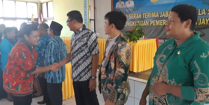 Kepala Disdikbud Kota Jayapura Dr. Fachruddin Pasolo saat menyalami para guru seusai Sertijab Kepala SMP yang berlangsung Kamis (14/6/2019)