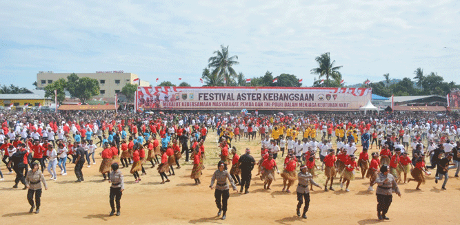 Ribuan peserta meriahkan Festival Aster Kebangsaan di Kota Sorong, Papua Barat, Sabtu (21/9/2019)
