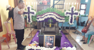 Kabid Humas Polda Papua Melayat ke Rumah Duka Wartawan TV CNN