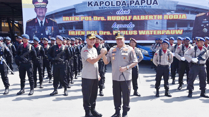 Kapolda Papua Irjen Pol. Paulus Waterpauw (kanan) dan mantan Kapolda  Irjen Pol.  Rudolf A. Rodja