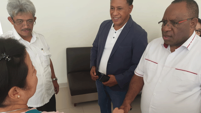 Wakil Menteri PUPR Jhon Wempi Wetipo saat berkunjung ke RS Provita guna melihat stafnya yang terkena panah di Dekai, Yahukimo