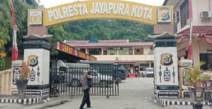 Antisipasi Teror Bom, Pagar Gerbang Polres Jayapura Kota Ditutup Sebelah