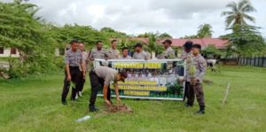 Peduli Penghijauan, Polsek Nabire Barat Tanam 38 Pohon