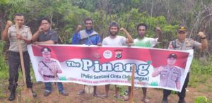 Polsek Sentani Barat Gandeng Mitra Polhut dan Masyarakat Tanam Pohon