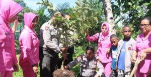 Polisi dan Masyarakat Utikini Tanam Pohon Demi Cegah Bencana