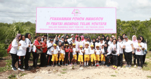 200 Bibit Pohon Mangrove Tanam di Pantai Mendug Teluk Youtefa