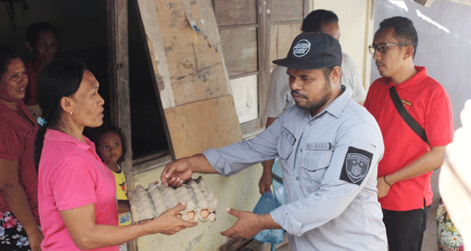 Polisi Kembali Bantu Warga Kurang Mampu di Tanimbar