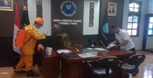 Tim Bid Dokkes Polda Papua Semprot Disinfektan Cegah Corona