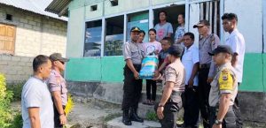 Polsek Tansel  Berbagi Kasih dengan Warga Kurang Mampu