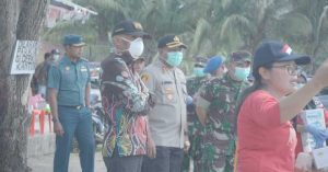 Cegah Covid-19, Kapolresta Dampingi Wali Kota Jayapura Bagikan Masker Gratis