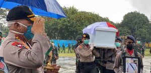 Penghormatan Terakhir Kapolda dan Pangdam Lepas 3 Jenazah Polisi ke Merauke