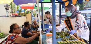 Duta Humas Polda Papua Bagikan Masker di Kota Jayapura