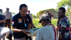 Polres Sarmi Bagi Sembako dan Masker Kepada Masyarakat Sasawa Pece