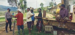 Bhabinkamtibmas Imbau Warga Lanny Jaya Taat Anjuran Pemerintah