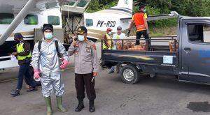 Tim Satgas Covid-19 Intan Jaya Semprot Disinfektan di Area Bandara