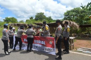 PKL Pangan Lokal di Jalan Trans Yamdena Terima Bantuan