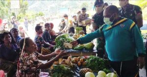 TNI – Polri dan Pemkab Tolikara Bagi-bagi Makanan Gratis