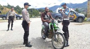 Patroli Dialogis, KBO Samapta Imbau Warga Lanny Jaya Pakai Masker