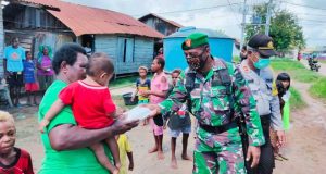 TNI-Polri Bagi 300 Kotak Makanan Kepada Masyarakat Merauke
