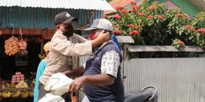 Cegah Covid-19, Polsek Paniai Timur Bagi 100 Masker Gratis