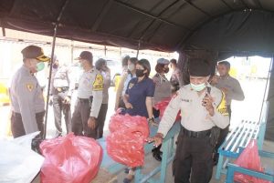 Kapolres MTB dan Jajaran Bagikan Makanan ke Buruh Pelabuhan Saumlaki