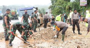 TNI-Polri Bersihkan Material Longsor Akibat Hujan Deras di Kota Jayapura