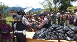 TNI-Polri Bantu Warga Pedalaman Papua Atasi Dampak Covid-19