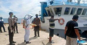 Babinsa Warbah Bantu Gustu Waropen Sterilkan Kapal Asal Jayapura