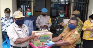 Bhabinkamtibmas-Babinsa Dampingi Pembagian Sembako di Timika