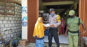 Bhabinkamtibmas Sosialisasi Pembatasan Waktu Aktivitas di Keerom