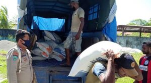 Bhabinkamtibmas Polres Sarmi Awasi Penyaluran Beras di Mararena