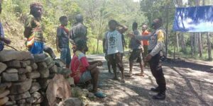 Kunjungi Warga Kologume, Bhabinkamtibmas Imbau Cegah Corona