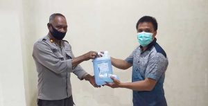 Dinkes Tolikara Bantu Masker dan Handsanitizer ke Satgas Covid-19