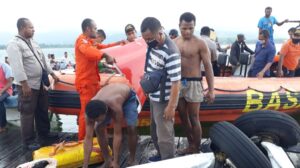 Bawa Sembako, Pesawat MAF Jatuh di Danau SentanI